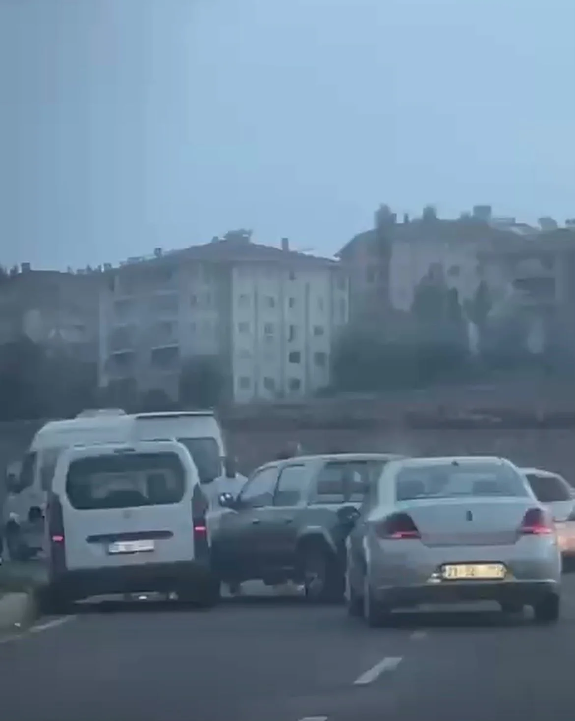 Batman'da köprülü kavşakta zincirleme kaza: Üç araç birbirine girdi 3