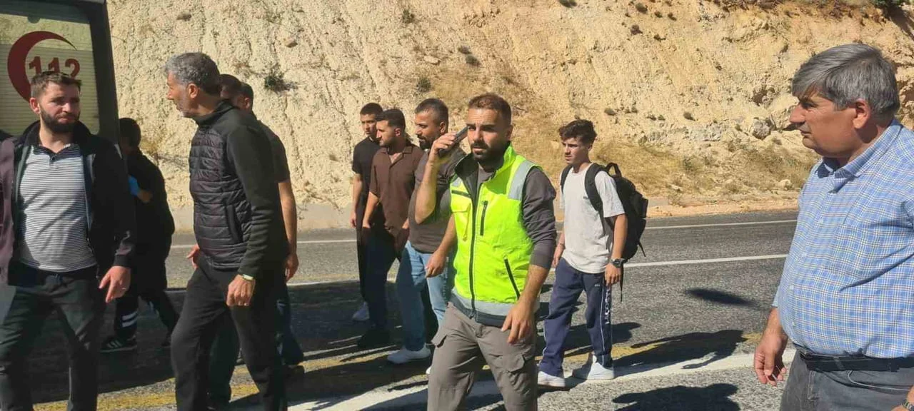 SİİRT-ERUH KARA YOLUNDA PONZA MADENİ YÜKLÜ TIRIN DEVRİLEREK BARİYERLERE ÇARPMASI SONUCU MEYDANA...
