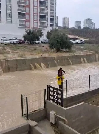 Tarsus'ta sağanak yağış yolları göle çevirdi: Muhtar öğrenciyi kucağında taşıdı 2