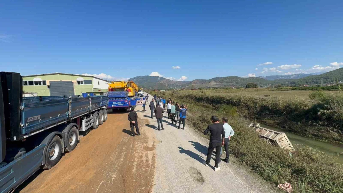 Dalaman'da ıslah çalışması yapan kamyon Tersakan Çayı'na devrildi 2