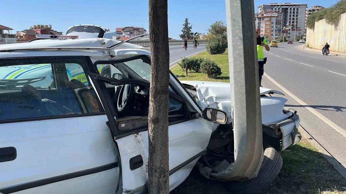 Alanya'da aydınlatma direğine çarpan otomobilin sürücüsü kaçtı: 1 yaralı 4