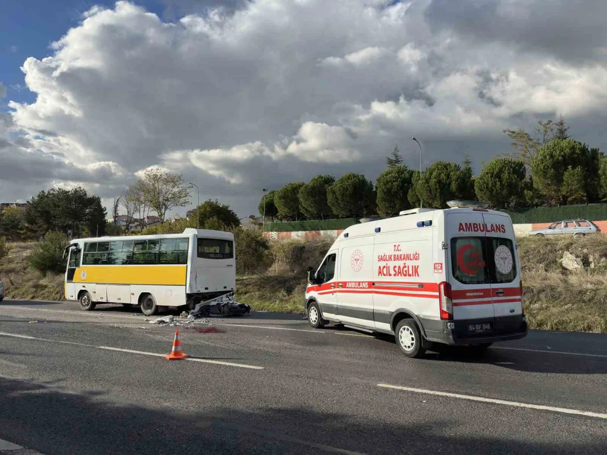 Uşak'ta motosiklet halk otobüsüne çarptı: 1 ölü, 1 ağır yaralı 4