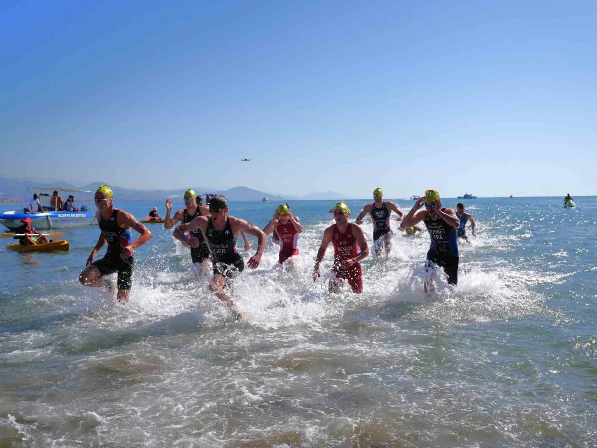 Alanya'da 35. Uluslararası Triatlon heyecanı rekor katılımla başladı 1