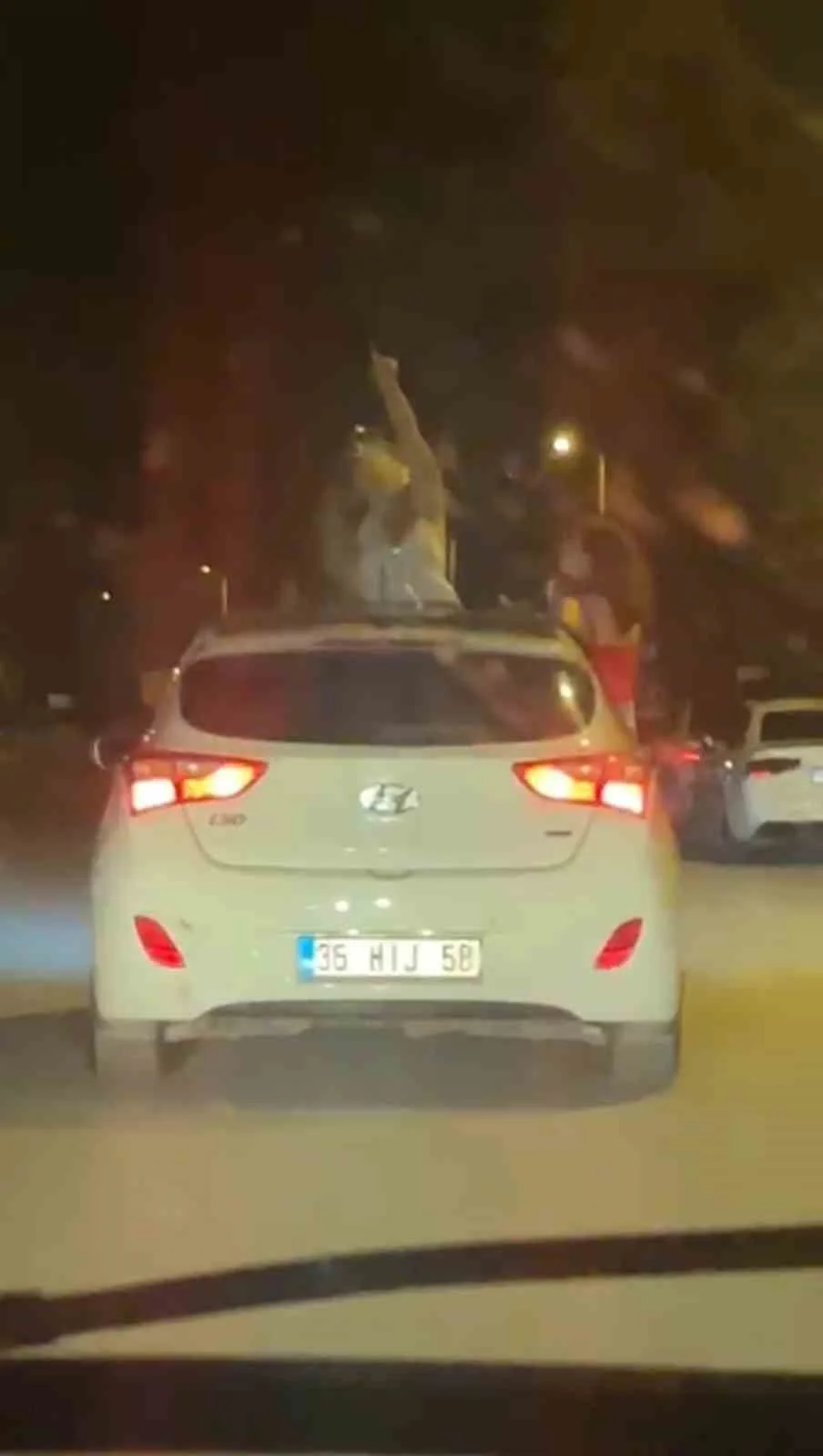 KARABÜK'TE SEYİR HALİNDEKİ OTOMOBİLİN TAVANINDAN VE CAMLARINDAN SARKARAK DANS EDEN KADINLARIN...