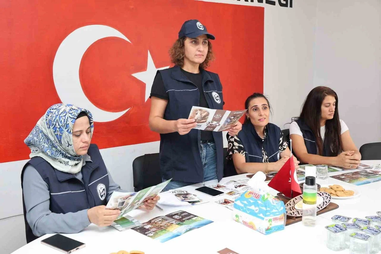 HATAY BÜYÜKŞEHİR BELEDİYESİ EKİPLERİ, 15 İLÇEDE ÜRETİCİLERE ÜCRETSİZ TARIMSAL HİZMETLERİ TANITMAK...