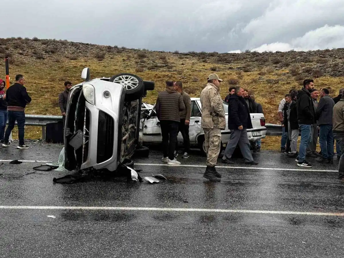 Bitlis'te iki otomobil kafa kafaya çarpıştı: 5 yaralı 3