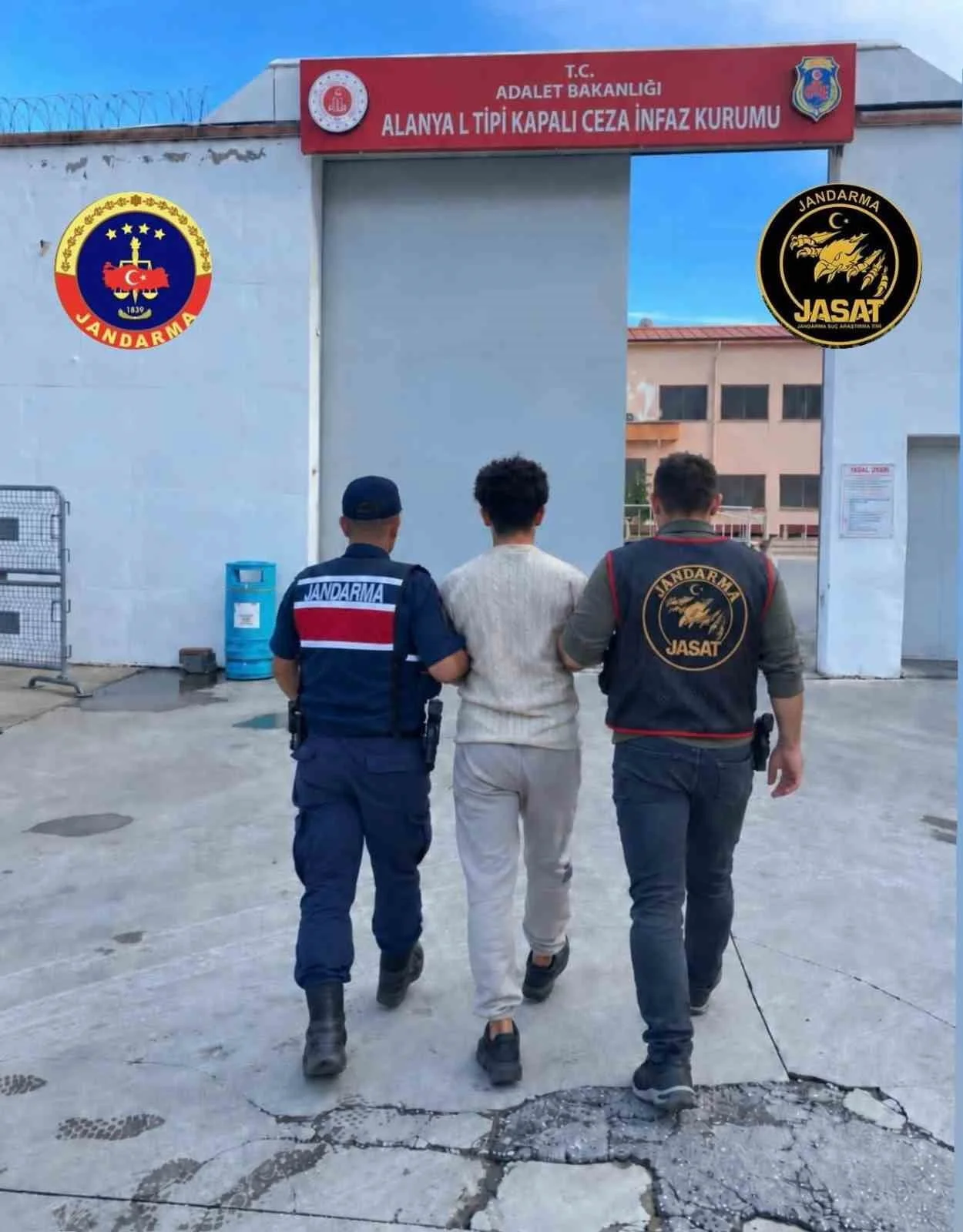 ANTALYA’NIN ALANYA İLÇESİNDE İŞ YERİ ÖNÜNE BIRAKILAN MOTOSİKLETİN ÇALINMASI OLAYINI JANDARMA SUÇ...