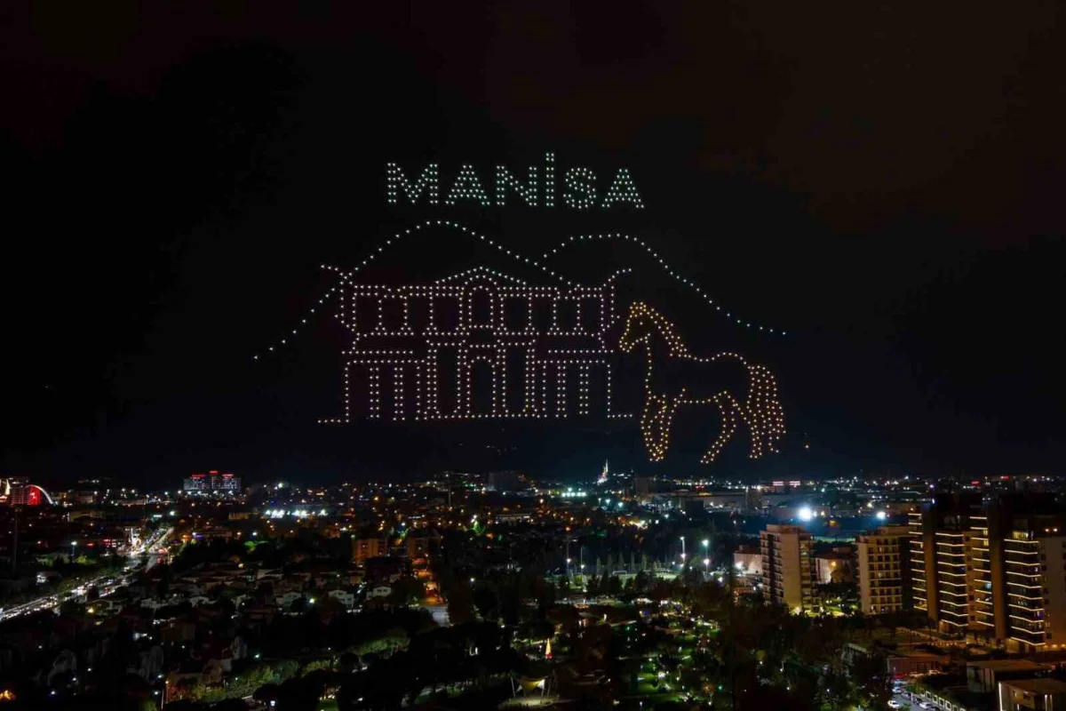 Manisa'da 1000 drone ile gökyüzüne Atatürk portresi işlendi 2