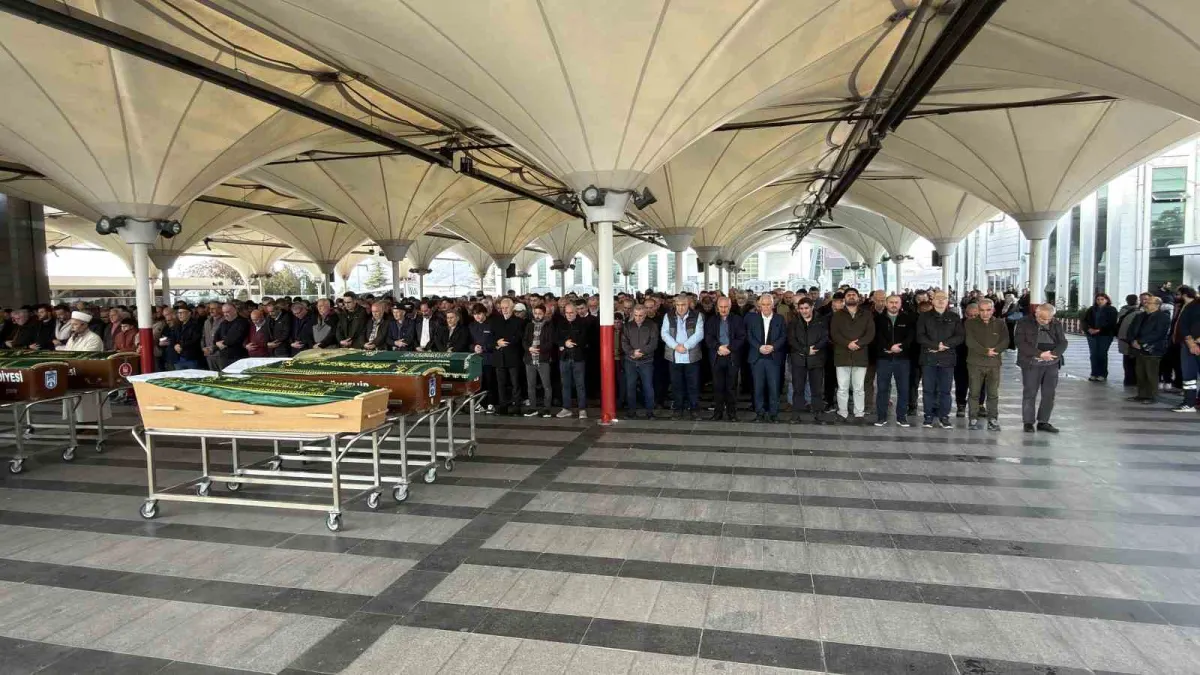 Ankara'da eski eşi tarafından öldürülen Aynur Ekici toprağa verildi 5