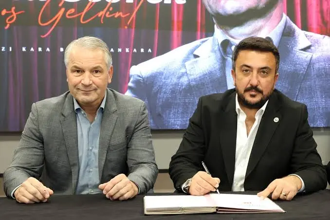 Bernd Storck sözleşmeyi imzalarken, yapay zekayla üretilmiş