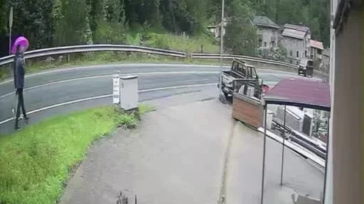Trabzon’da kaza anı kamerada: Hatalı sollama 5 kişiyi yaraladı