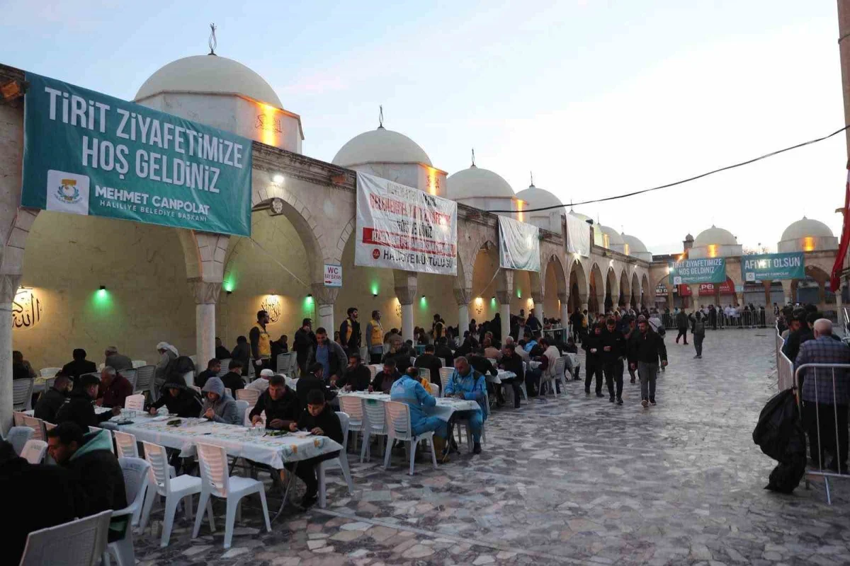 Şanlıurfa'da binlerce vatandaş geleneksel tirit sofrasında bir araya geldi 1