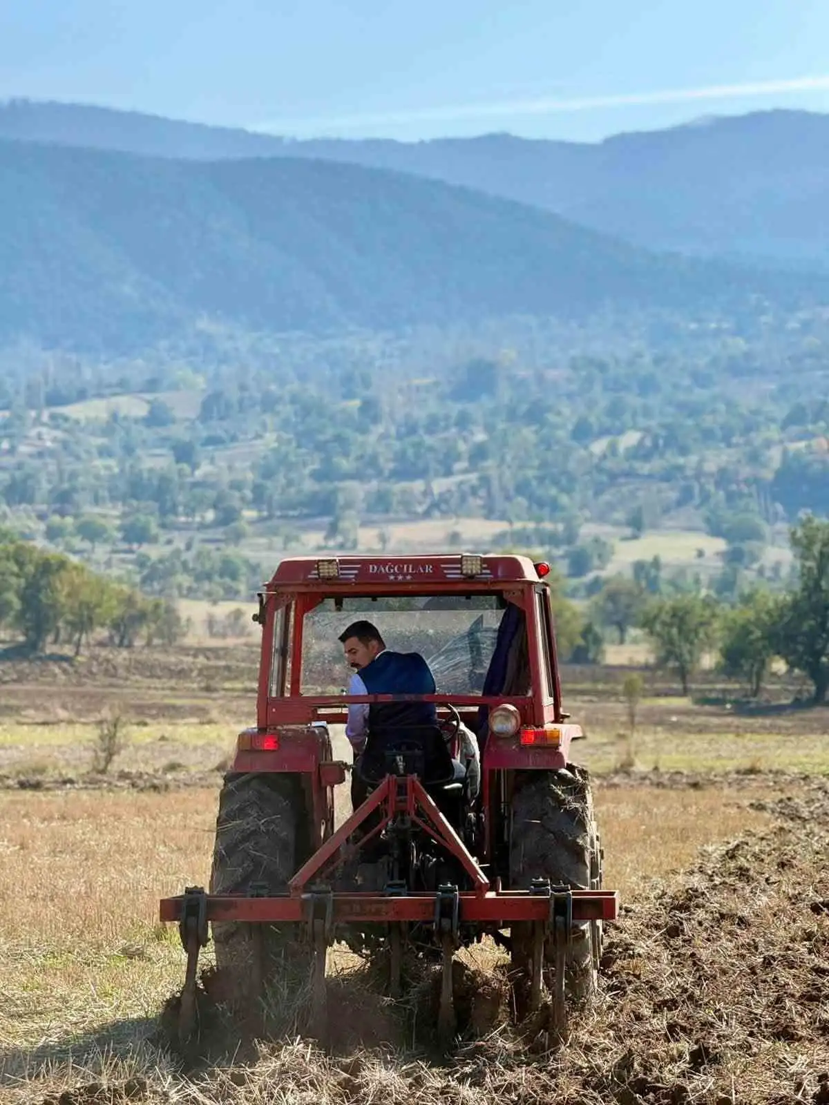 Hamamözü Kaymakamı Arslan traktör koltuğuna geçip tarla sürdü 1