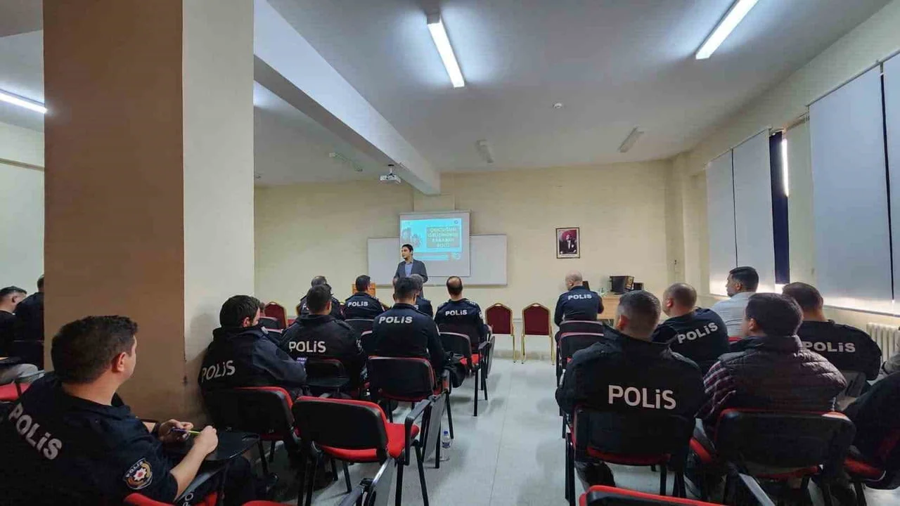 ERZİNCAN POMEM'DE POLİS MEMURLARINA "BABA OKULU" SEMİNERİ