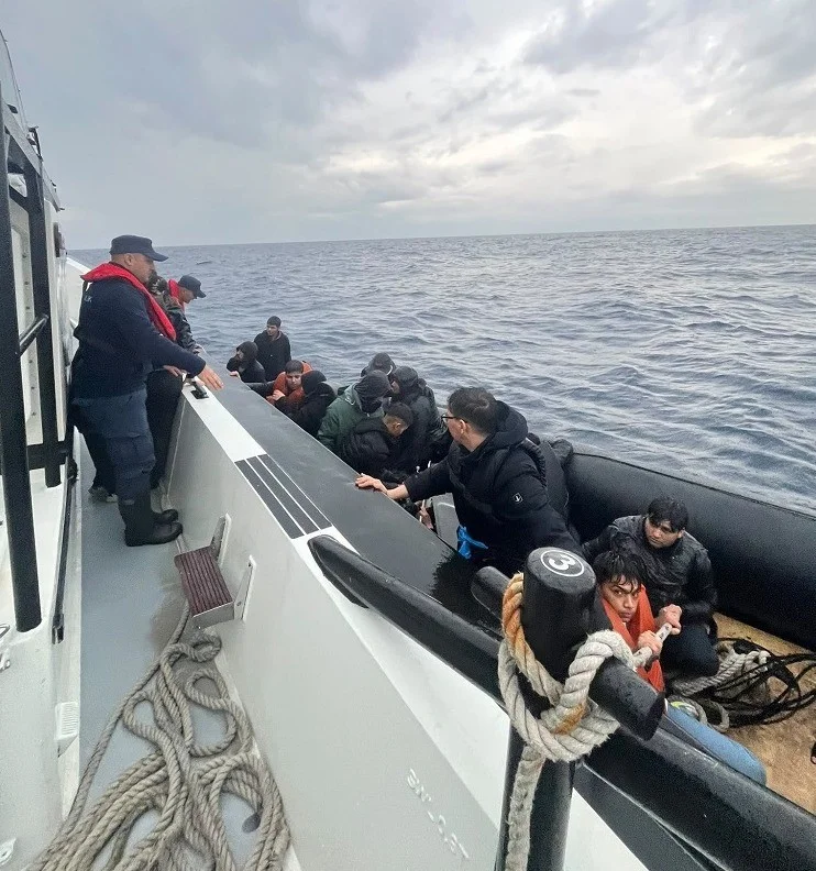 İzmir'de karada ve denizde operasyon: 76 düzensiz göçmen yakalandı 1