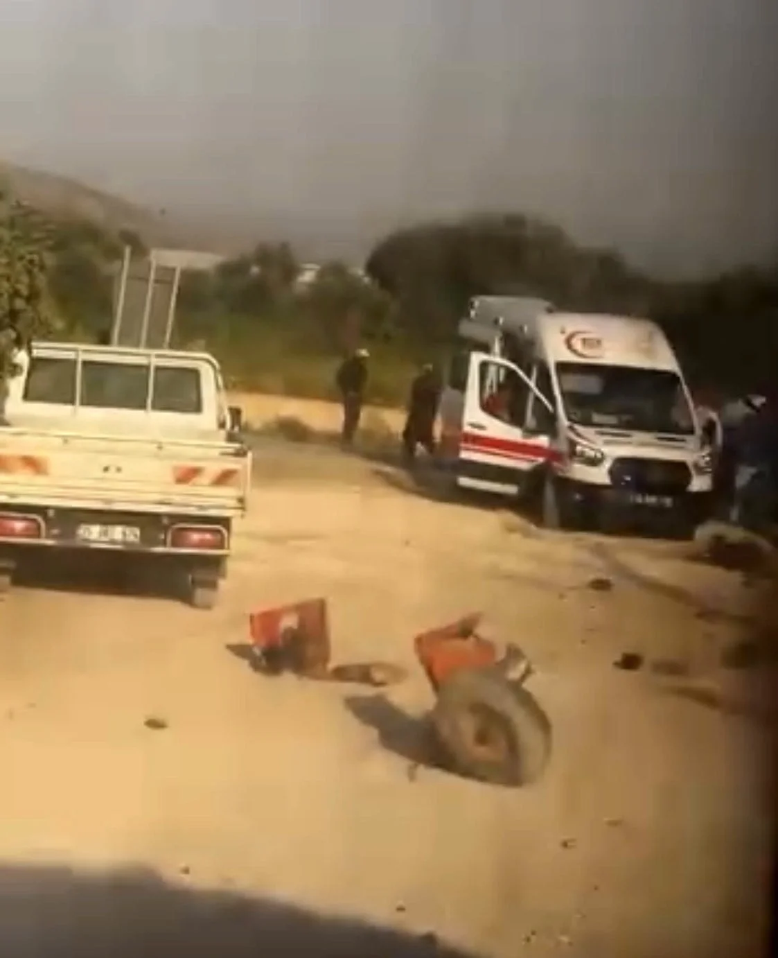 İZMİR’İN BAYINDIR İLÇESİNDE HEMZEMİN GEÇİTTE TREN İLE TRAKTÖRÜN ÇARPIŞMASI SONUCU MEYDANA GELEN...