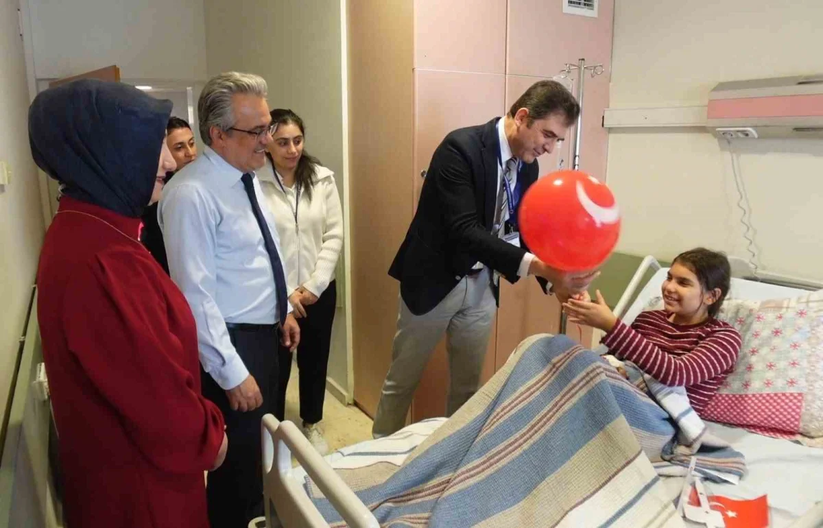 Fırat Üniversitesi Hastanesi'nde minik hastalara 29 Ekim sürprizi 4
