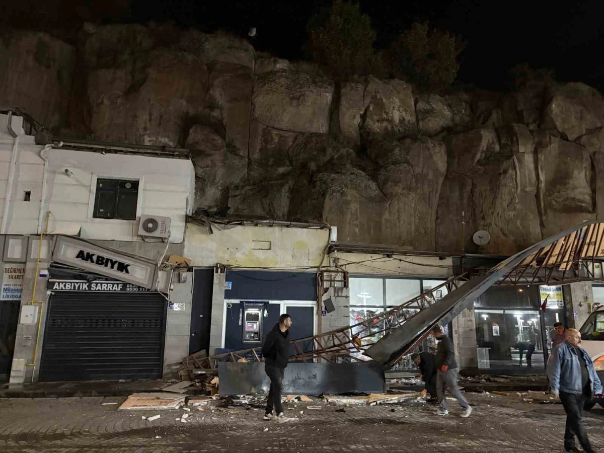 Kayseri'de kontrolden çıkan otomobil 50 metrelik kayalıklardan dükkanların üzerine uçtu 2