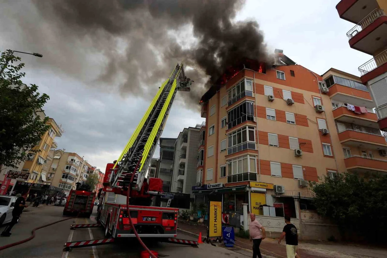 ANTALYA’DA 5 KATLI BİR APARTMANIN EN KATINDA YANGIN ÇIKTI. İTFAİYE EKİPLERİNİN YAKLAŞIK 1 SAATLİK...