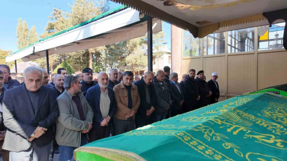 Oltu'da kalp krizi geçiren esnaf Ahmet Turan son yolculuğuna uğurlandı 3