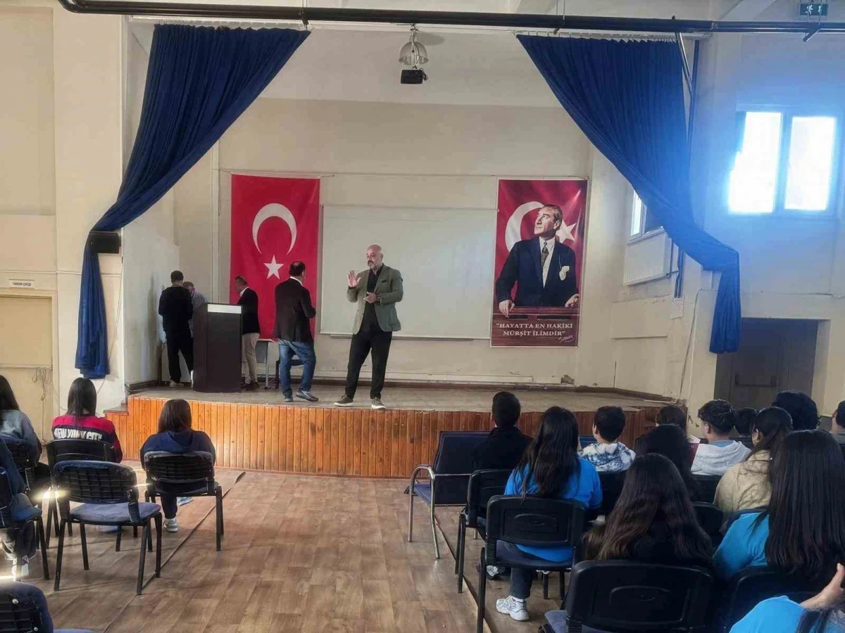 Bodrum'da öğrenciler matematikçi yazar Mehmet Karayiğit ile buluştu 2