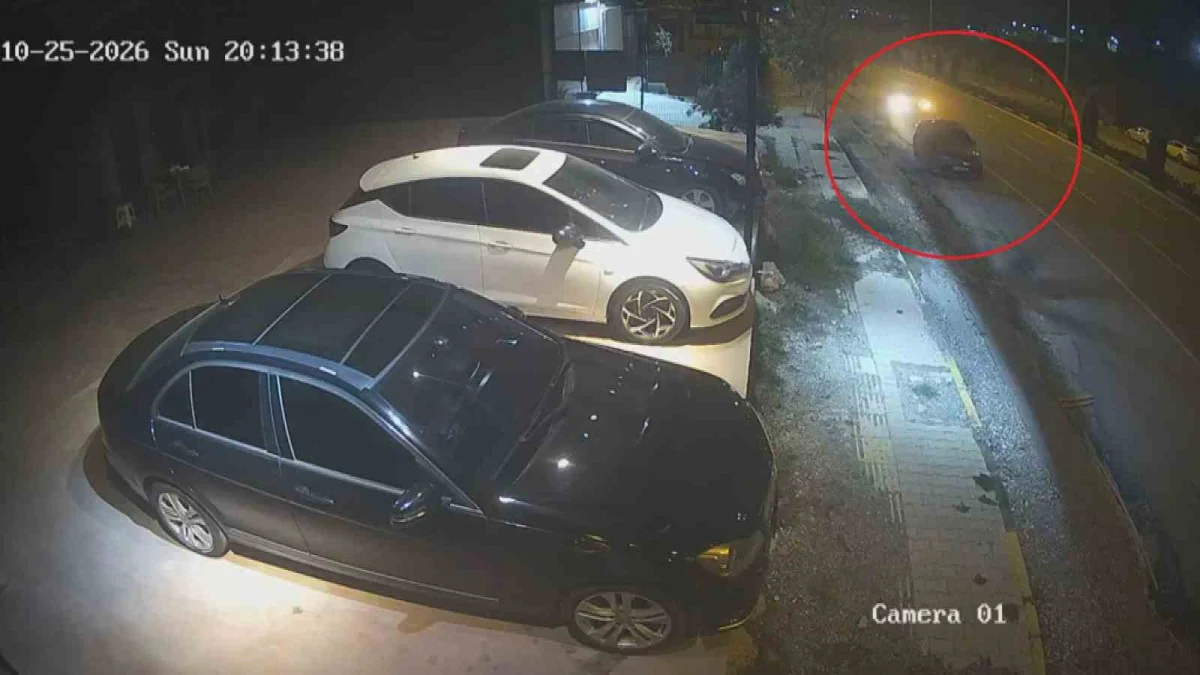 Antakya'da kontrolden çıkan otomobil park halindeki araca çarptı 2