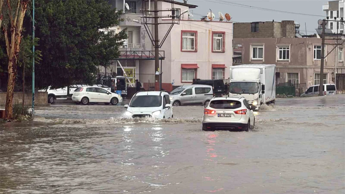 Tarsus'ta sağanak yağış yolları göle çevirdi: Muhtar öğrenciyi kucağında taşıdı 4