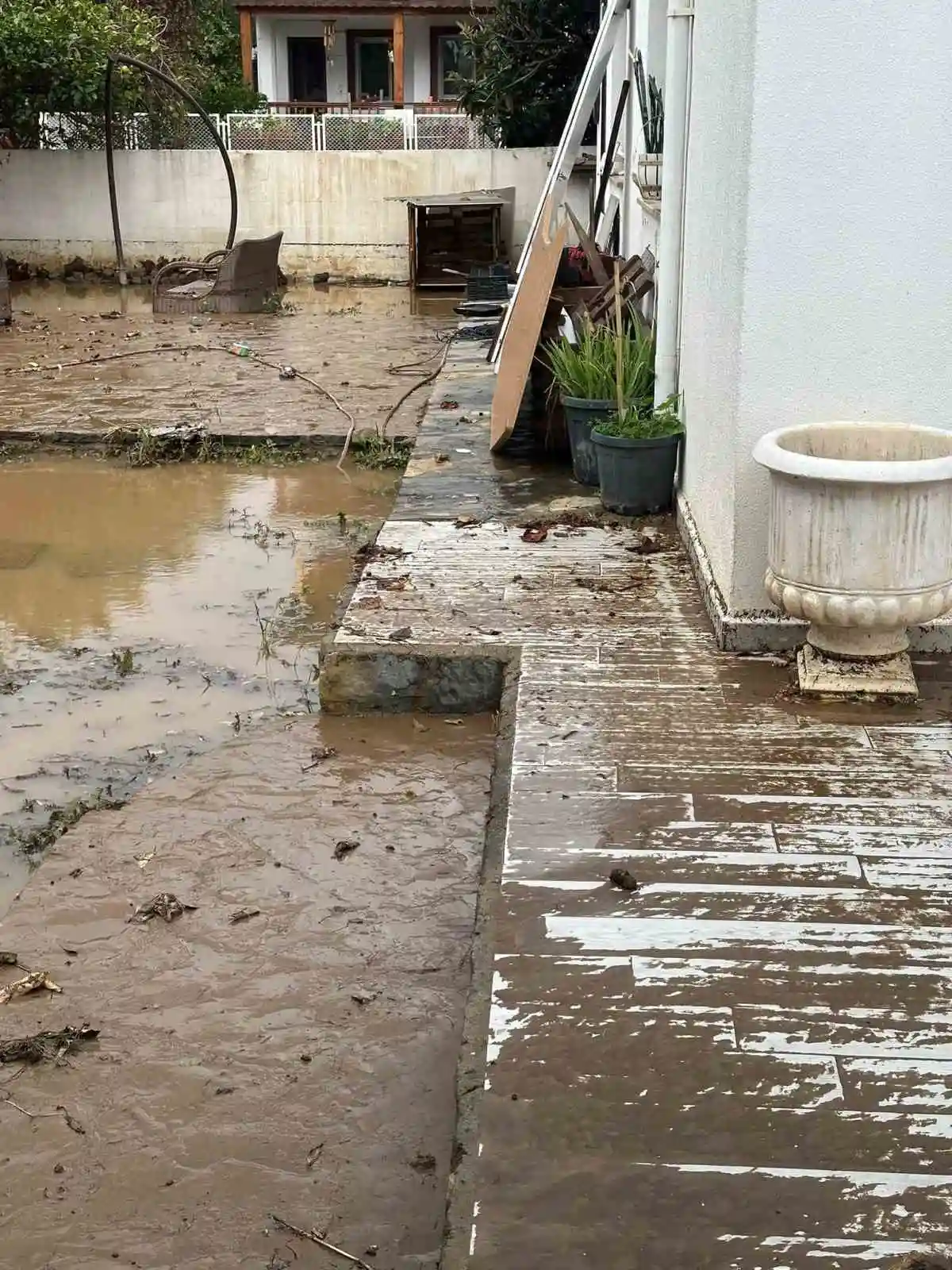 Bodrum'da sağanak yağış yolları kapattı, bahçe duvarı çöktü 2