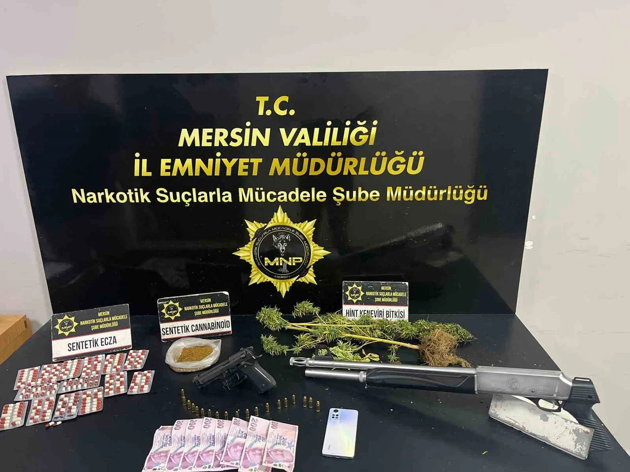 MERSİN’DE UYUŞTURUCU MADDE TİCARETİ YAPAN SOKAK SATICILARINA YÖNELİK DÜZENLENEN OPERASYONLARDA...