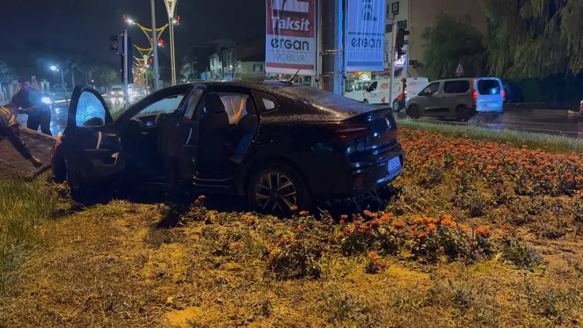 Erzincan'da sağanak yağış sonrası iki otomobil çarpıştı: 3 yaralı 4