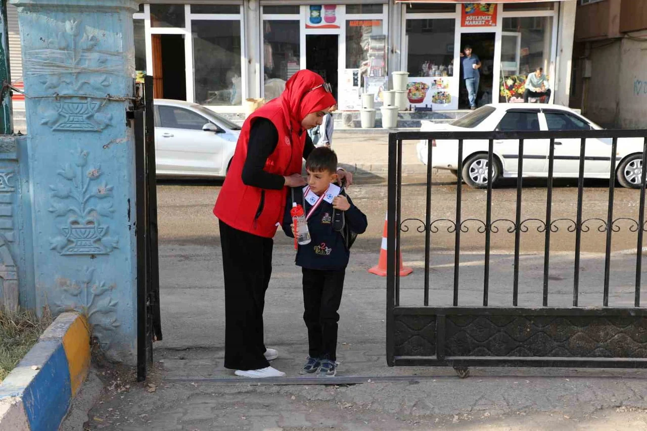 AĞRI’DA ÖĞRENCİLERİN GÜVENLİ VE HUZURLU ORTAMDA EĞİTİM GÖRMESİ AMACIYLA TOPLUM YARARINA PROGRAM...