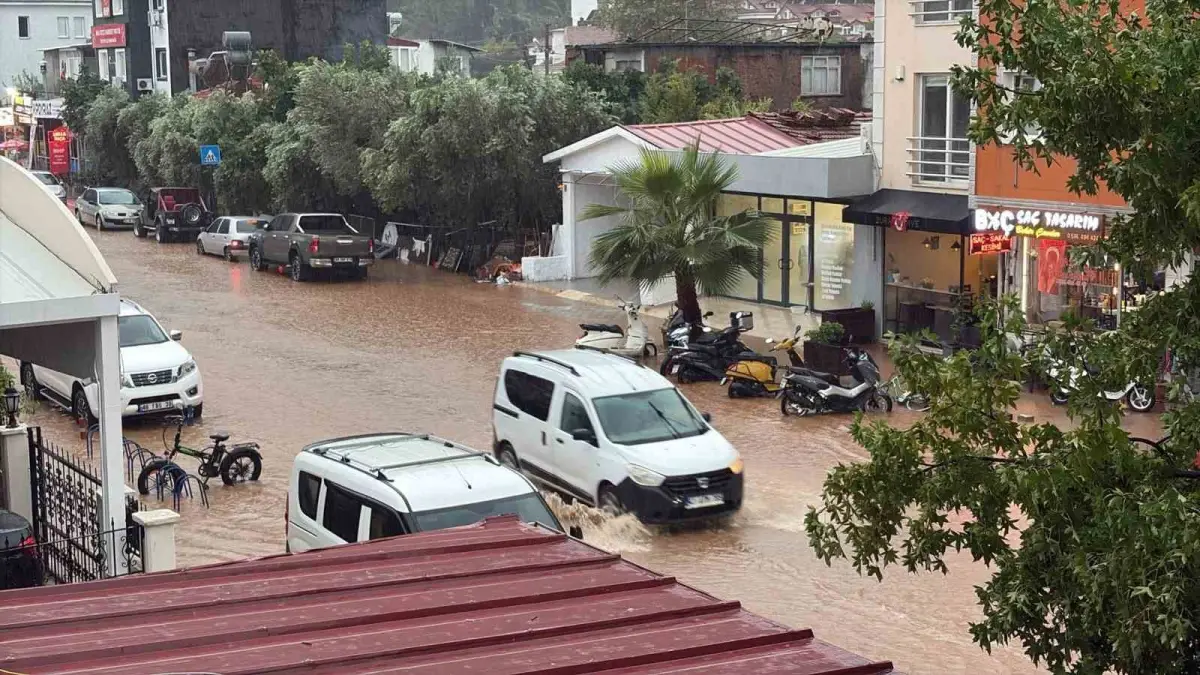Fethiye'de şiddetli sağanak su baskınlarına yol açtı 3