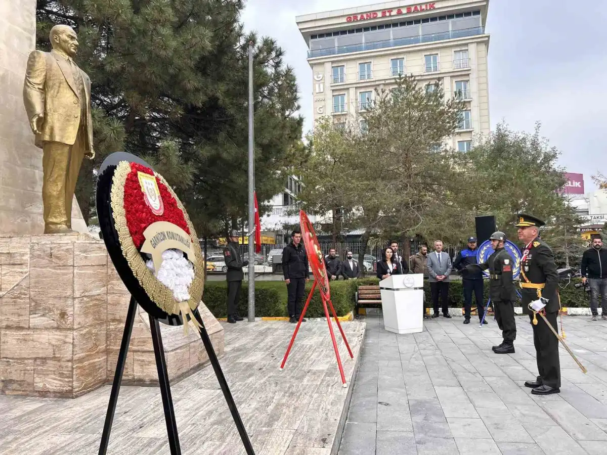 Van'da Cumhuriyet Bayramı kutlamaları çelenk sunumuyla başladı 3