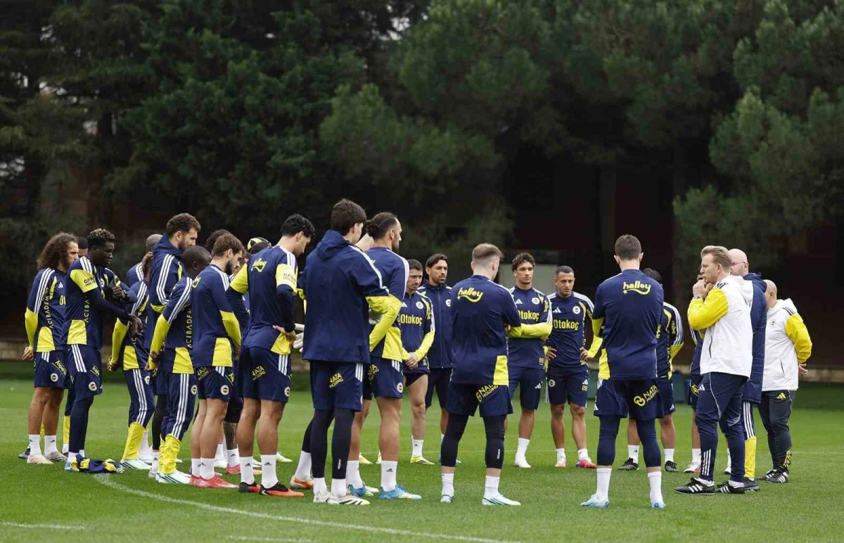 Fenerbahçe, Dirk Kuyt yönetiminde Göztepe maçına hazırlanıyor 1