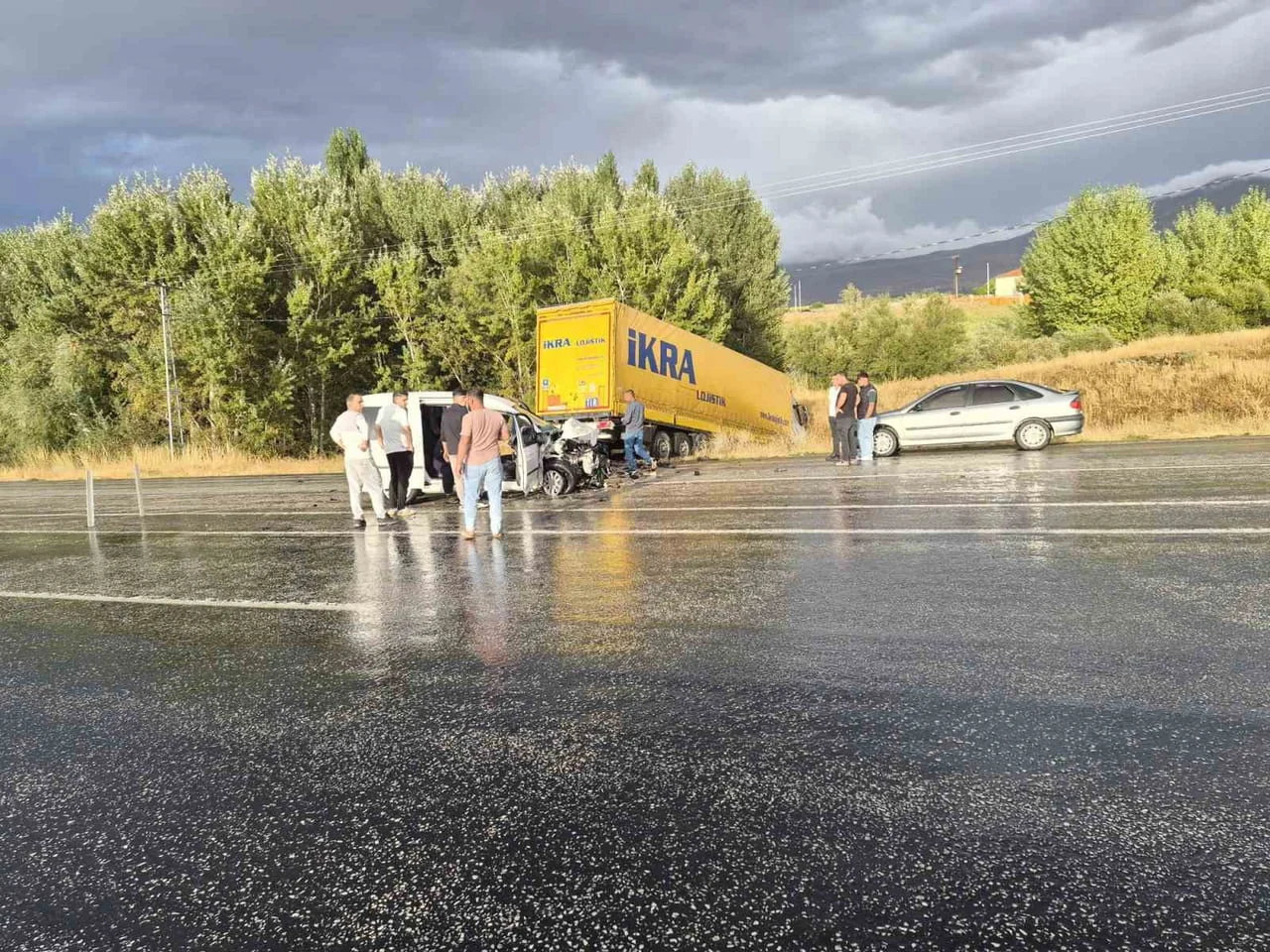 MALATYA'NIN DOĞANŞEHİR İLÇESİNDE OTOMOBİL İLE TIRIN ÇARPIŞMASI SONUCU MEYDANA GELEN TRAFİK...