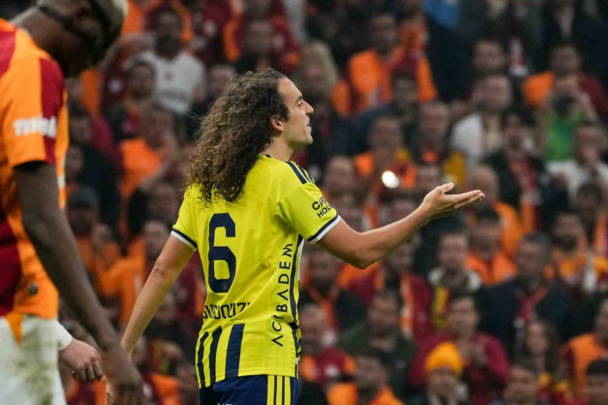 Süper Lig'de dev derbi: Galatasaray sahasında Fenerbahçe'yi 2-1 mağlup etti 2