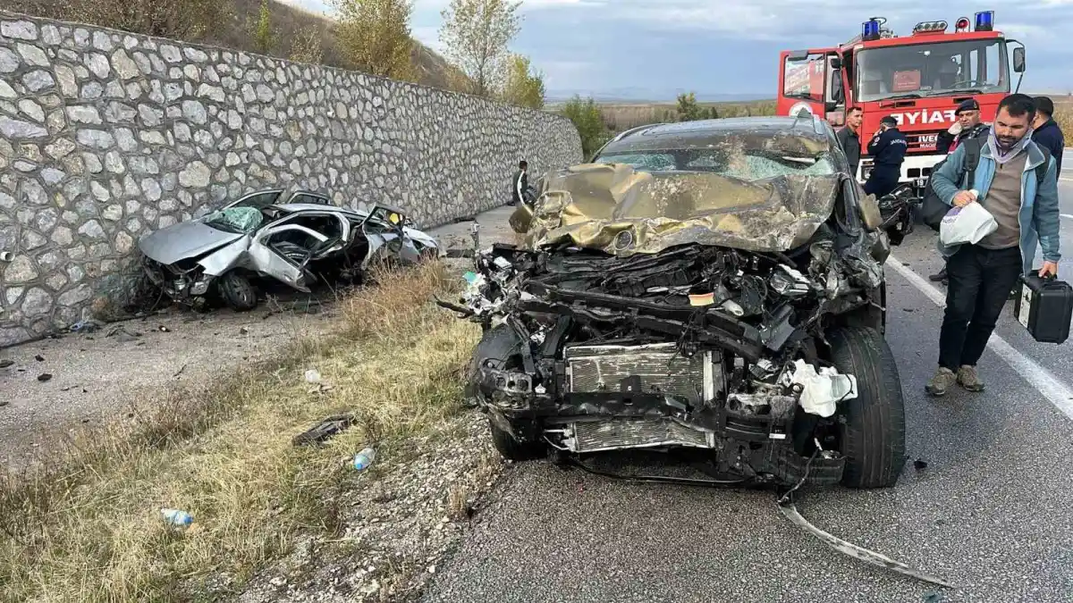 Çorum'da feci kaza: Karşı şeride geçen otomobil ciple çarpıştı 3