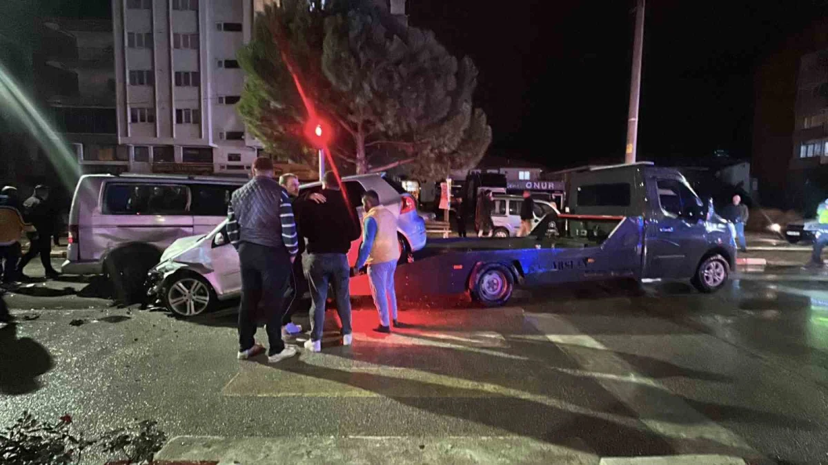 Burdur'da öğrenci servisi ile otomobil çarpıştı: 12 öğrenci yaralandı 5