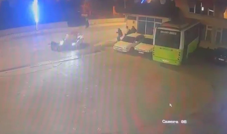 Kartepe'de otomobille çarpışan motosikletli savruldu: Dehşet anı kamerada 2