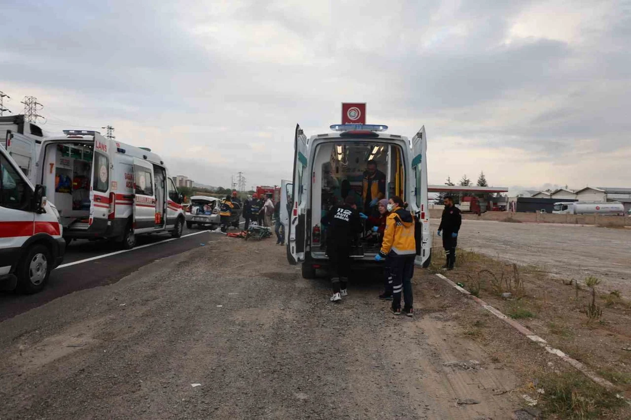 NEVŞEHİR'DE AYNI YÖNDE SEYİR HALİNDE OLAN İKİ OTOMOBİLİN ÇARPIŞMASI SONUCU MEYDANA GELEN TRAFİK...