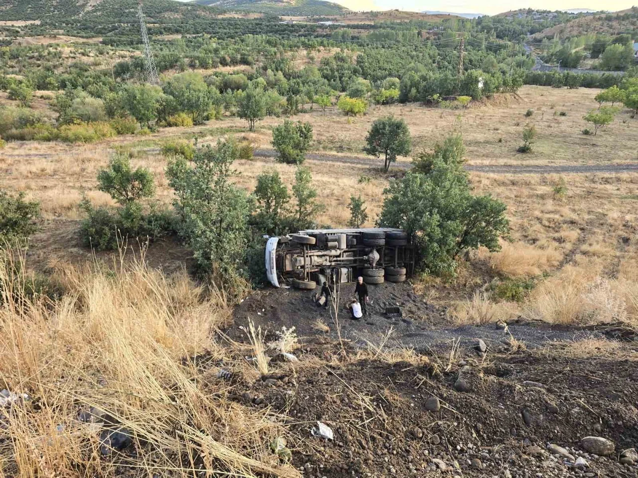 BİNGÖL’DE KAMYON DEVRİLDİ: SÜRÜCÜ AĞIR YARALANDI
