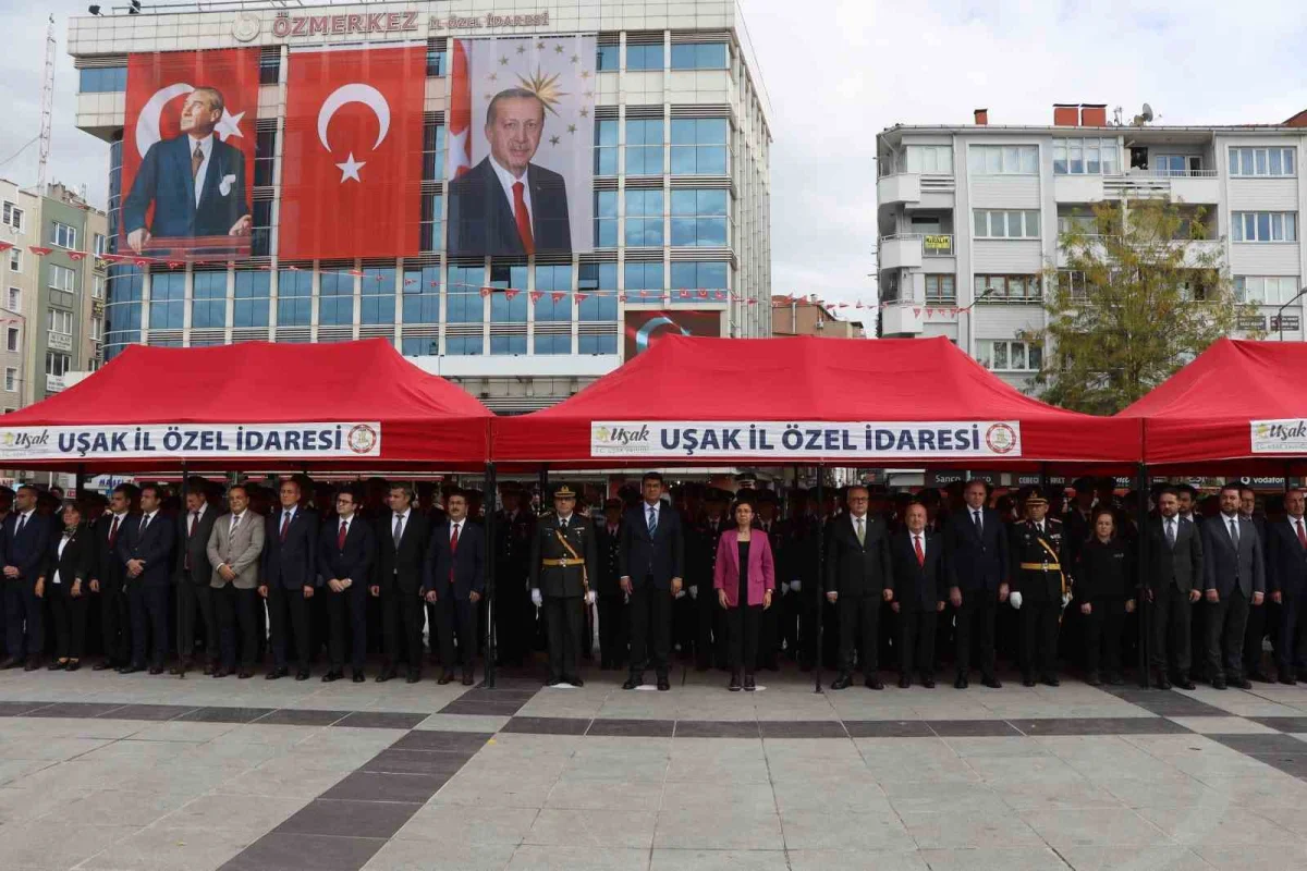 Uşak'ta 29 Ekim Cumhuriyet Bayramı kutlamaları çelenk töreniyle başladı 3