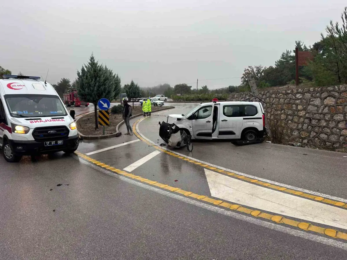 Çanakkale'de yağışlı havada kontrolden çıkan hafif ticari araç takla attı: 1 yaralı 2
