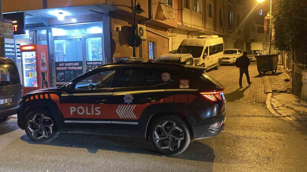 Zeytinburnu'nda sokak ortasında silahlı çatışma: Kurşunlar ev ve iş yerlerine isabet etti 3