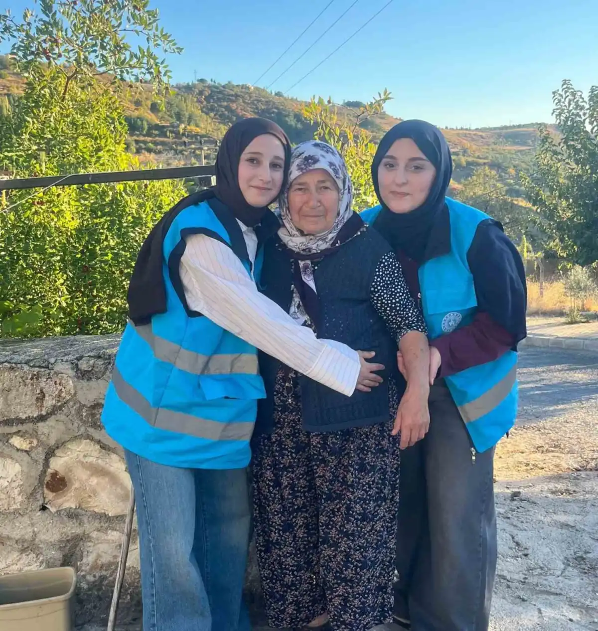 Manisa'da üniversitelilerden yalnız yaşayan yaşlılara vefa eli 5
