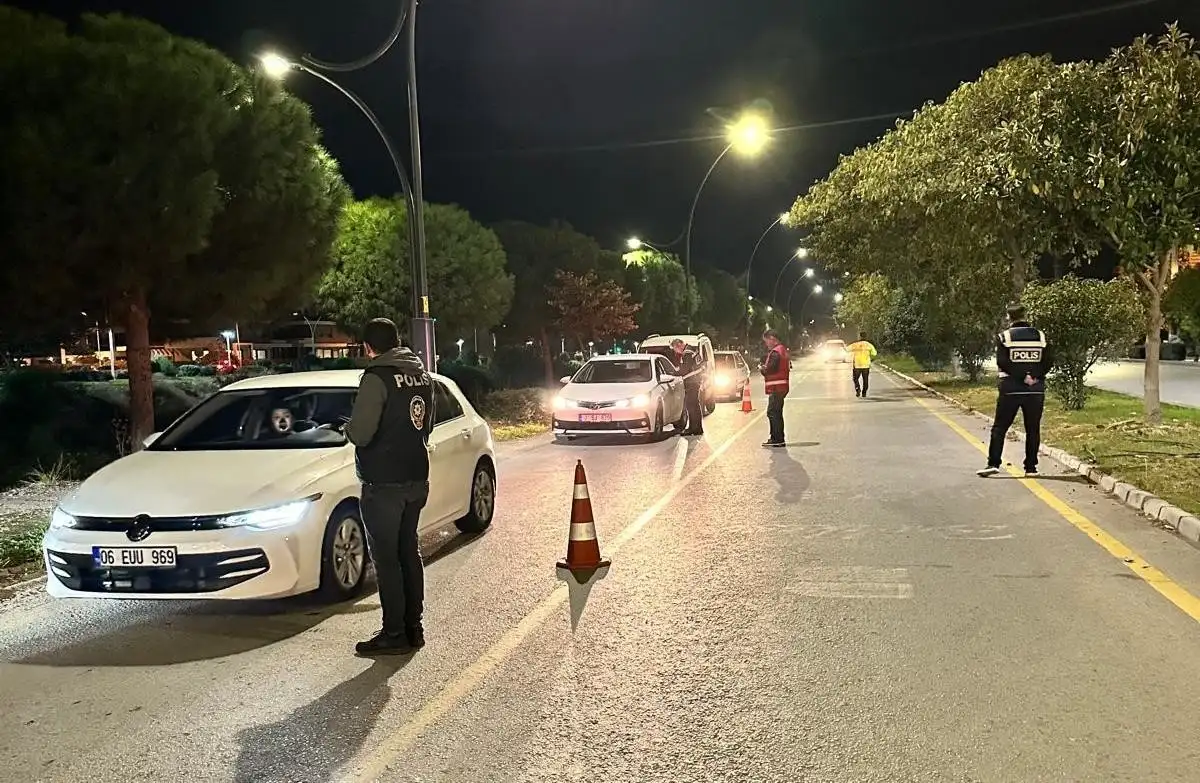 Edremit'te polisten kapsamlı denetim: 39 aranan şahıs yakalandı 3