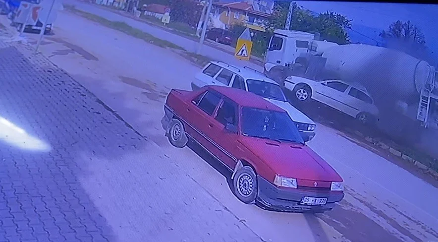 Çorum'da freni boşalan beton mikseri otomobile çarparak devrildi: 3 yaralı 2