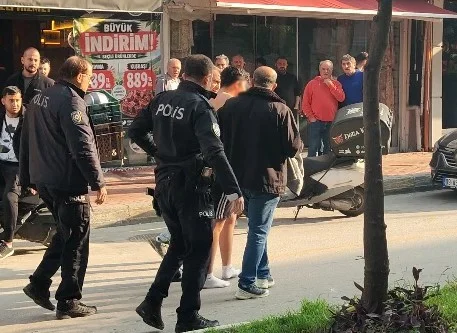 Kuşadası'nda elinde bıçaklarla koşan şahıs mağazada yakalandı 2
