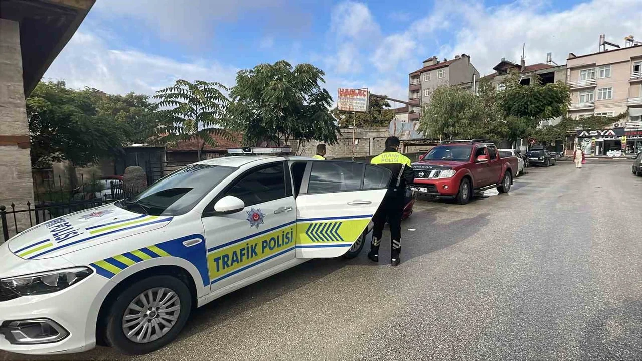 KARAMAN'DA TRAFİK EKİPLERİNİN GERÇEKLEŞTİRDİĞİ TERS YÖN UYGULAMASINDA, KURALLARA UYMADIĞI...