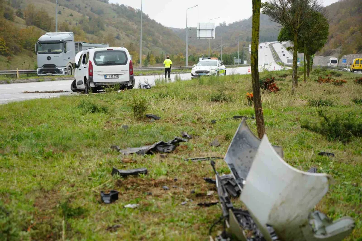 Samsun'da yağış nedeniyle kontrolden çıkan araç refüje çıktı: 3 yaralı 1
